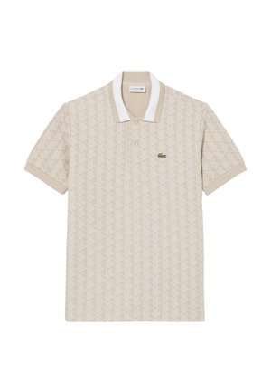 Polo beige avec un motif géométrique, manches courtes et col blanc. Comporte un petit logo de crocodile vert sur la poitrine.