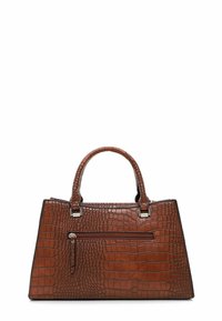 Brun håndtaske med krokodillepræg, to øverste håndtag, en struktureret silhuet og en lynlåslomme foran. Har hardware i sølvfarvet finish.