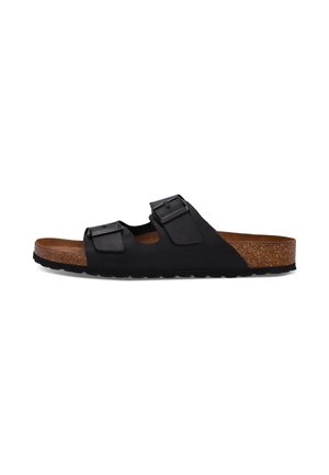 Schwarze Slip-On-Sandale mit zwei verstellbaren Schnallenriemen und einem konturierten Kork-Fußbett, seitlich auf weißem Hintergrund dargestellt.