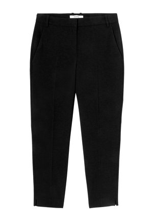 Pantalons noirs ajustés avec une texture lisse, disposant de deux poches avant, d'une coupe droite et d'un discret détail de pli.