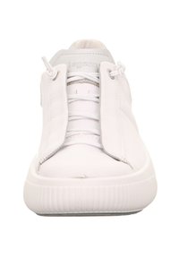 Bílé tenisky s zaoblenou špičkou, hladkým koženým svrškem, elastickými tkaničkami a texturovanou podrážkou. Obsahují šedou akcentaci na límci.