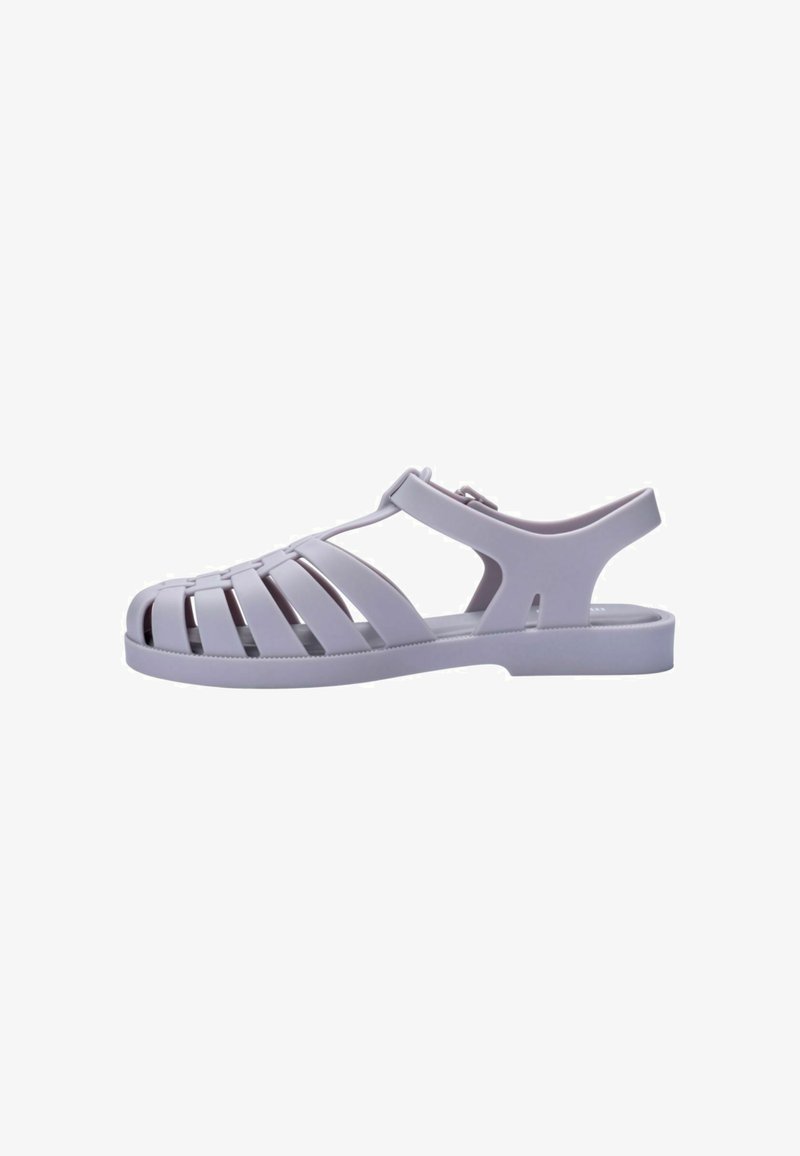 Sandal in plastica grigia con un design aperto caratterizzato da ritagli orizzontali e verticali, una cinghia posteriore e una suola piatta.