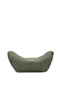 Saco de frijoles en verde oliva, hecho de tela texturizada. Forma ergonómica con costuras y un exterior suave, diseñado para asientos informales.