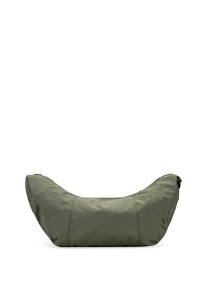 Saco de frijoles en verde oliva, hecho de tela texturizada. Forma ergonómica con costuras y un exterior suave, diseñado para asientos informales.