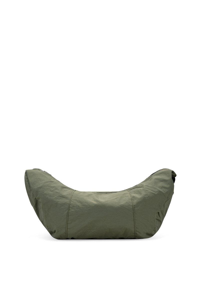 Saco de frijoles en verde oliva, hecho de tela texturizada. Forma ergonómica con costuras y un exterior suave, diseñado para asientos informales.