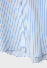 Tkanina w jasnoniebiesko-białe pionowe paski z białymi guzikami i zakrzywionym dołem, prawdopodobnie dolna część koszuli.