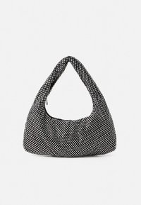 Černá látková taška přes rameno pokrytá malými odrazivými stříbrnými nýty, s jedním širokým popruhem a nařaseným tělem.