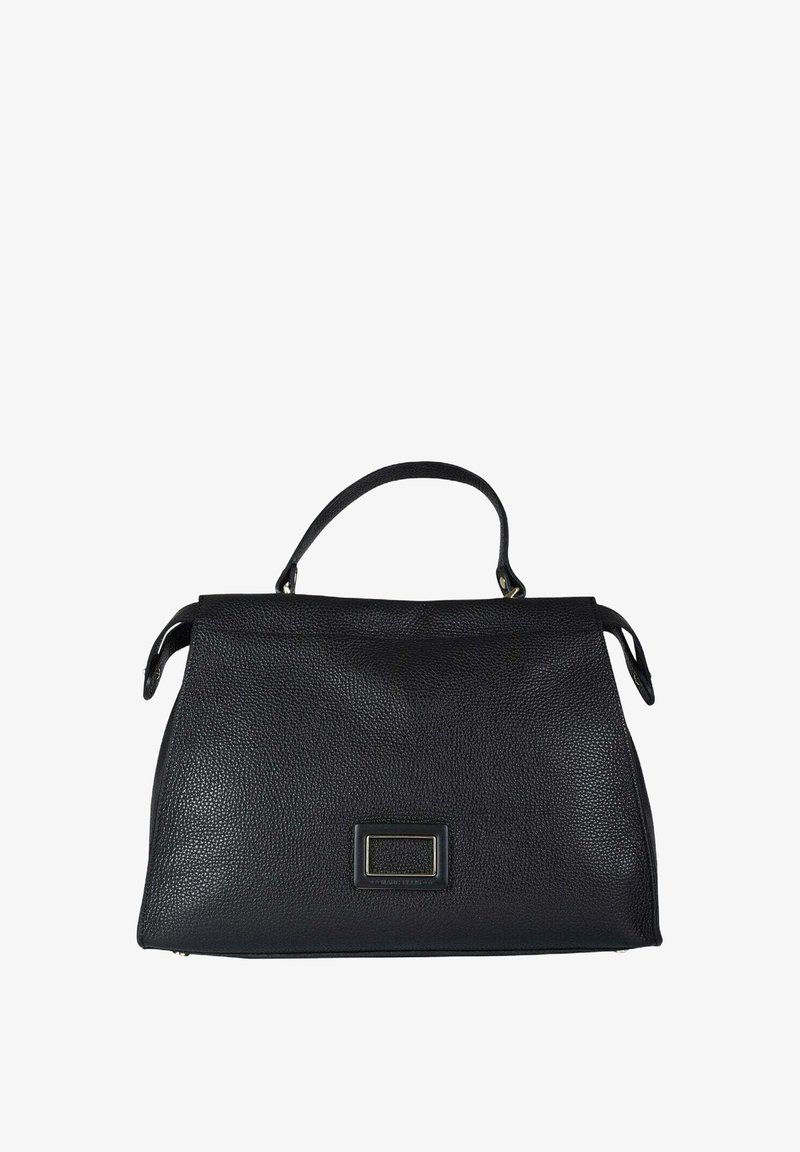 Borsa nera in pelle con texture a grana, forma strutturata, manico superiore e dettaglio rettangolare in metallo sulla parte frontale.