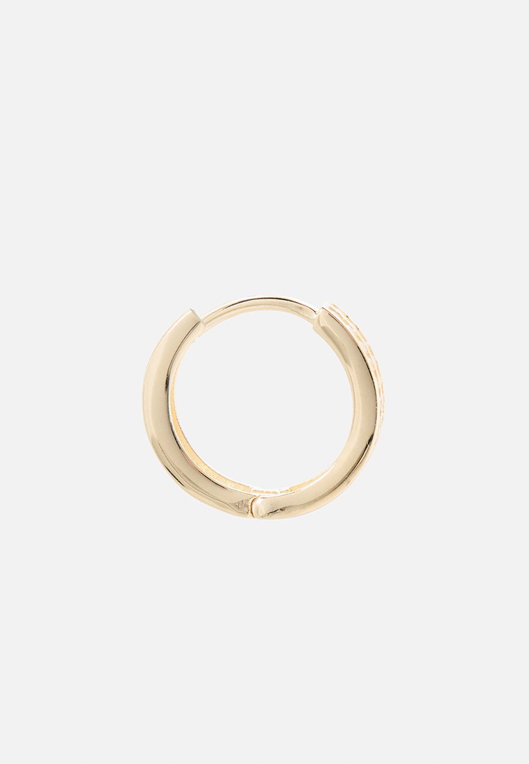 Pendientes de aro en tono dorado con un acabado suave y pulido. Forma circular con una pequeña abertura para un cierre seguro. Diseño sencillo y construcción ligera.