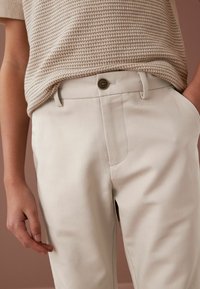 Next PREMIUM CHINO TROUSERS - Chino kalhoty - putty natural