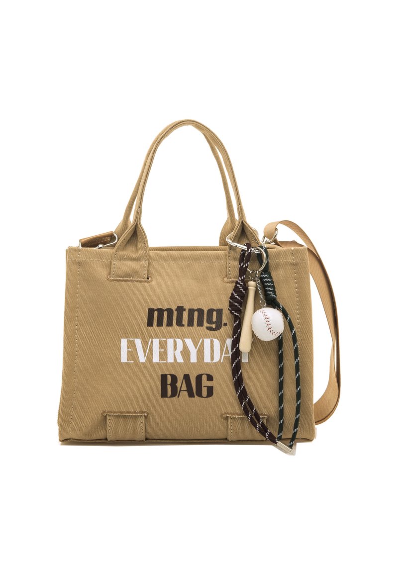 Borsa quotidiana in tela color beige con doppi manici, tracolla regolabile e ciondolo attaccato che presenta una palla da baseball e una mazza. Testo: "mtng. BORSA QUOTIDIANA."