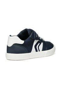 Sneaker blu navy con accenti bianchi, realizzato in tessuto e materiale sintetico, dotato di una striscia in velcro e suola in gomma testurizzata.