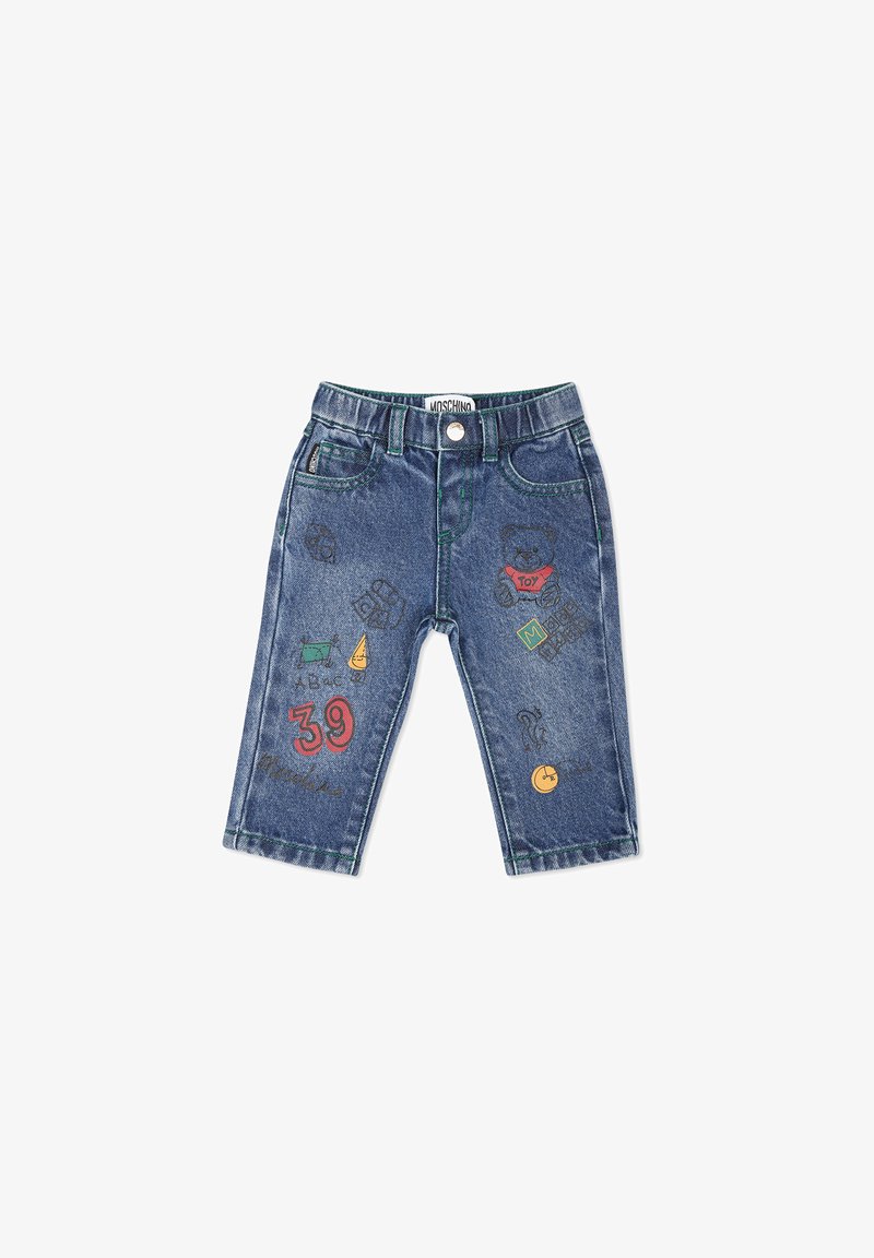 Jean en denim de couleur bleue, avec des poches avant et des patchs brodés décoratifs de différentes formes, incluant un design de ours en peluche.