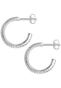 Srebrne obročaste uhane s teksturiranim dizajnom, ki vključuje majhne dvignjene detajle okoli zunanjega roba. Opremjeni so s standardnim zapiranjem na zatič.