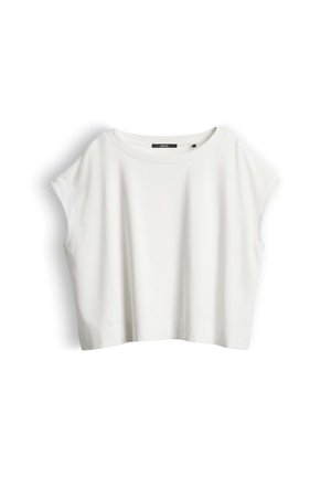 Witte cropped top met korte mouwen, een ronde halslijn en een losse pasvorm, weergegeven op een witte achtergrond.