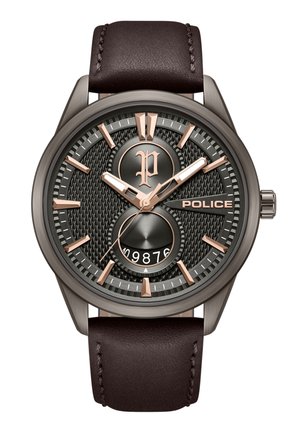 Męski zegarek Police z czarną, teksturowaną tarczą, różowo-złotymi indeksami, brązowym skórzanym paskiem oraz datownikiem na godzinie szóstej.