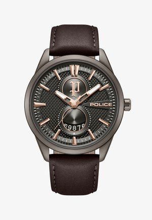 Herenpolshorloge van Police met een zwarte gestructureerde wijzerplaat, roségouden markers, een bruine leren band en een datumweergave op de positie zes uur.