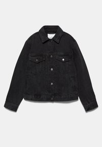 Schwarze Jeansjacke mit Knopfverschluss vorne, zwei Brustklappentaschen mit Knöpfen, Seitentaschen und Kragen.