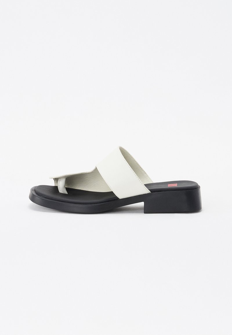 Vita läder slid sandal med ett brett rem, avsmalnande tåpost och en kraftig svart sula. Slät textur och minimalistisk design.