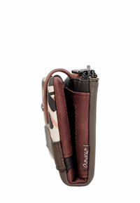 Cartera marrón y estampada hecha de cuero; cuenta con un cierre de cremallera, múltiples compartimentos y una pequeña etiqueta de logo en el lateral.