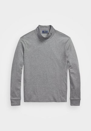 Camiseta gris de manga larga con cuello alto, con etiqueta de Polo Ralph Lauren en el interior del cuello y pequeño logo bordado en el lado izquierdo del cuello.