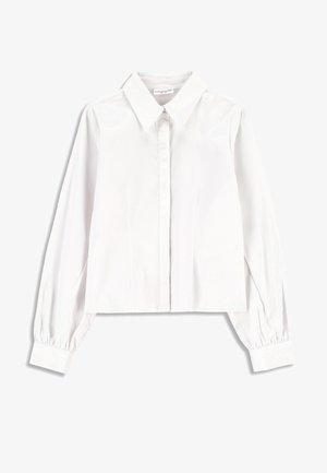 Biała krótka koszula z klasycznym kołnierzykiem, długimi bufkami i zapięciem na guziki z przodu. Gładki materiał bez widocznych wzorów.