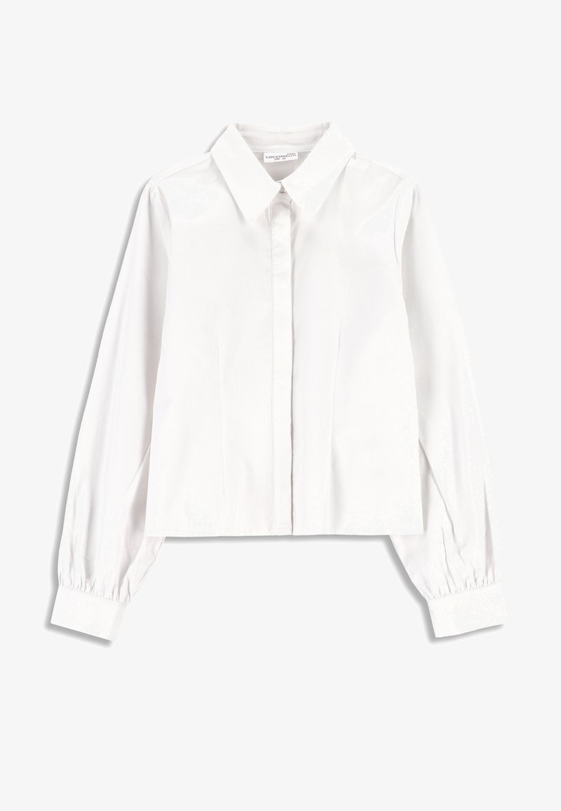 Biała krótka koszula z klasycznym kołnierzykiem, długimi bufkami i zapięciem na guziki z przodu. Gładki materiał bez widocznych wzorów.
