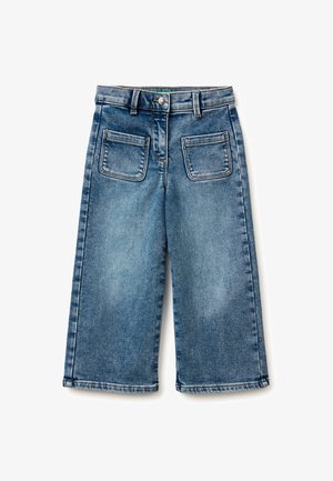 Světle modré džínové culoty se širokými nohavicemi, předním zapínáním na knoflíky a dvěma zadními kapsami. Materiál má vybledlý vzhled a jemnou strukturu.