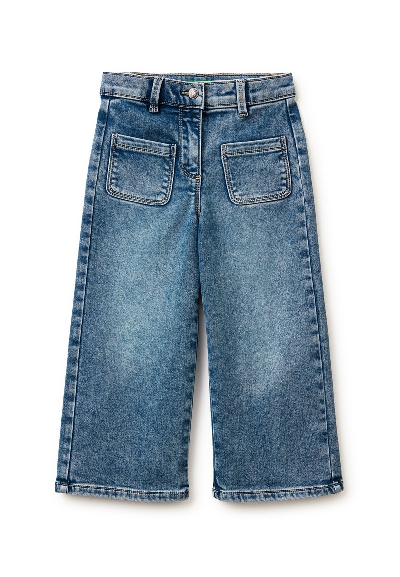 Culotte in denim azzurro chiaro con gambe larghe, chiusura frontale con bottoni e due tasche posteriori. Il tessuto presenta una finitura sbiadita e una sottile trama.
