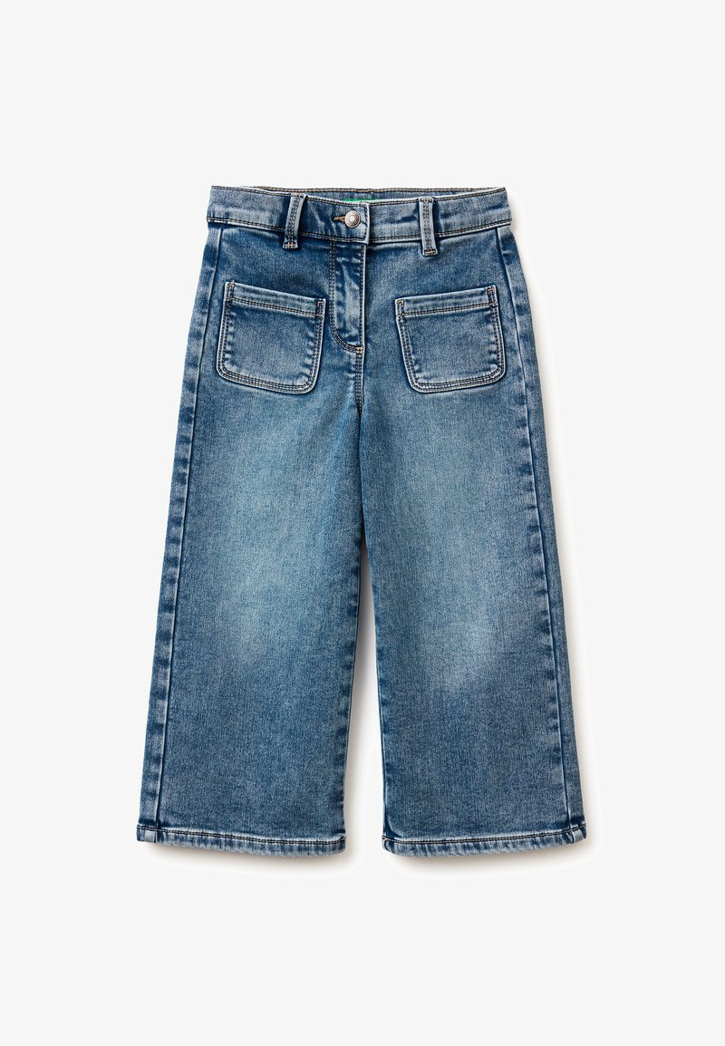 Pantalones culottes de mezclilla azul claro con piernas anchas, cierre frontal de botones y dos bolsillos traseros. La tela muestra un acabado deslavado y una textura sutil.