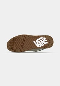 Hnedá gumená podrážka tenisky s diamantovým vzorom a bielym logom "VANS". Má kontrastné šedé a zelené okraje.
