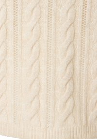Cremfarbener Strickpullover mit einem erhöhten Kabelmuster und strukturierten Rillen, geripptem Saum und einem weichen, wolkenähnlichen Material.