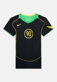 Camisola atlética preta com detalhes verdes, costura amarela e um logótipo circular "90" na frente. Apresenta um design de decote em V.