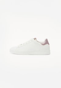 Valged sneakersid, millel on siledast nahast ja perforatsioonid, kerge roosa kannatagi ja lame valge kummitald. Paeltõmbamise disain.