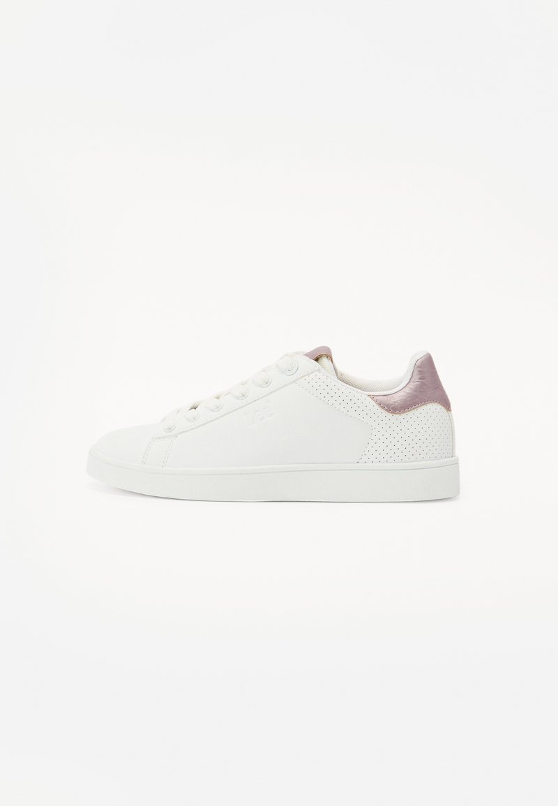 Valged sneakersid, millel on siledast nahast ja perforatsioonid, kerge roosa kannatagi ja lame valge kummitald. Paeltõmbamise disain.