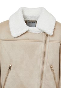 Giacca in suede sintetico beige con colletto in shearling bianco, doppia cerniera frontale e una texture liscia e opaca. Etichetta del marchio visibile all'interno.