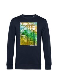 Maglietta a maniche lunghe blu navy con una grafica colorata che presenta alberi e la scritta "FOREST BREATHE & BATH," con una finitura testurizzata e collo a giro.
