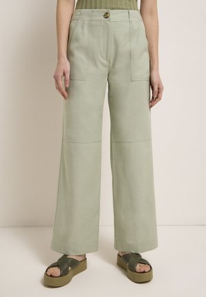 MIT AUFGESETZTEN TASCHEN  - Trousers - desert wasabi
