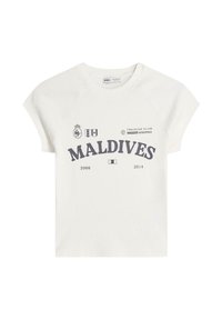 Hvid bomulds t-shirt med korte raglanærmer. Fjerder "MALDIVES" grafisk tryk i mørkegrå, sammen med logoer og datoerne 2008 og 2014.