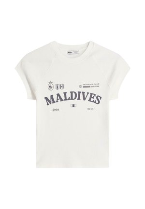Weißes Baumwoll-T-Shirt mit kurzen Raglanärmeln. Mit einem grafischen Druck "MALDIVES" in Dunkelgrau sowie Logos und den Jahreszahlen 2008 und 2014.