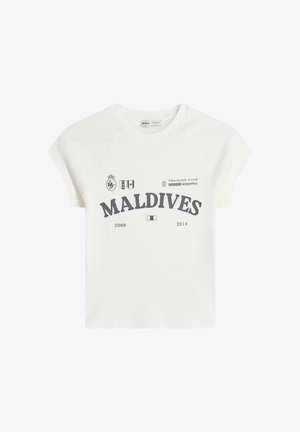 Biała bawełniana koszulka z krótkimi rękawami raglanowymi. Posiada grafikę "MALDIVE" w ciemnoszarym kolorze, a także logotypy i daty 2008 oraz 2014.