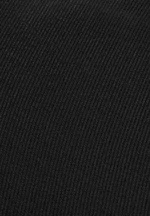 Zbliżenie na ciemnoszary materiał o drobnej, skośnej fakturze dzianiny prążkowanej oraz równomiernie rozmieszczonym wzorze tkanym.