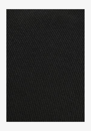 Zbliżenie na ciemnoszary materiał o drobnej, skośnej fakturze dzianiny prążkowanej oraz równomiernie rozmieszczonym wzorze tkanym.