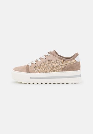 Sko med lav platform i beige med hvide snørebånd, tekstureret vævet sidepanel og tyk hvid sål med gråt stribedetalje.