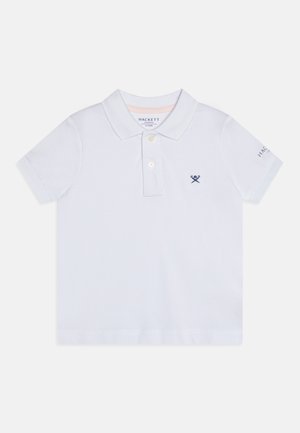 Polo blanc à manches courtes avec deux boutons, petit emblème bleu marine sur la poitrine gauche et "Hackett" sur la manche droite.