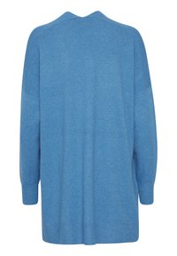 Blauer gestrickter Pullover mit lässiger Passform, V-Ausschnitt und überschnittenen Ärmeln. Mit langen Ärmeln und gerippten Bündchen und Saum.