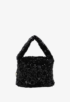 Czarna torebka z cekinami o fakturowanej powierzchni, z zaokrąglonym uchwytem i kwadratowym kształtem. Błyszczące cekiny pokrywają całą zewnętrzną powierzchnię.