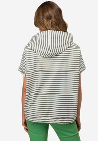 Sudadera corta a rayas en blanco con rayas verde oliva, tejido suave, corte holgado, cuenta con una gran capucha y un dobladillo relajado.