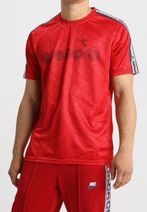 Rotes Sport-T-Shirt aus leichtem Stoff, mit einem geometrischen Muster und einem Logo auf der Vorderseite, sowie kontrastierenden grauen Akzenten an den Ärmeln.
