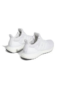 Vita idrottsskor med ett stickat ovandel, texturerade detaljer, tre ränder på sidan och en tjock vit sula. Har en lätt konstruktionsdesign.